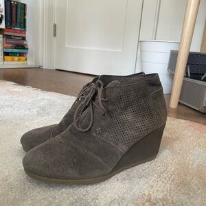 Toms suede olive wedges
